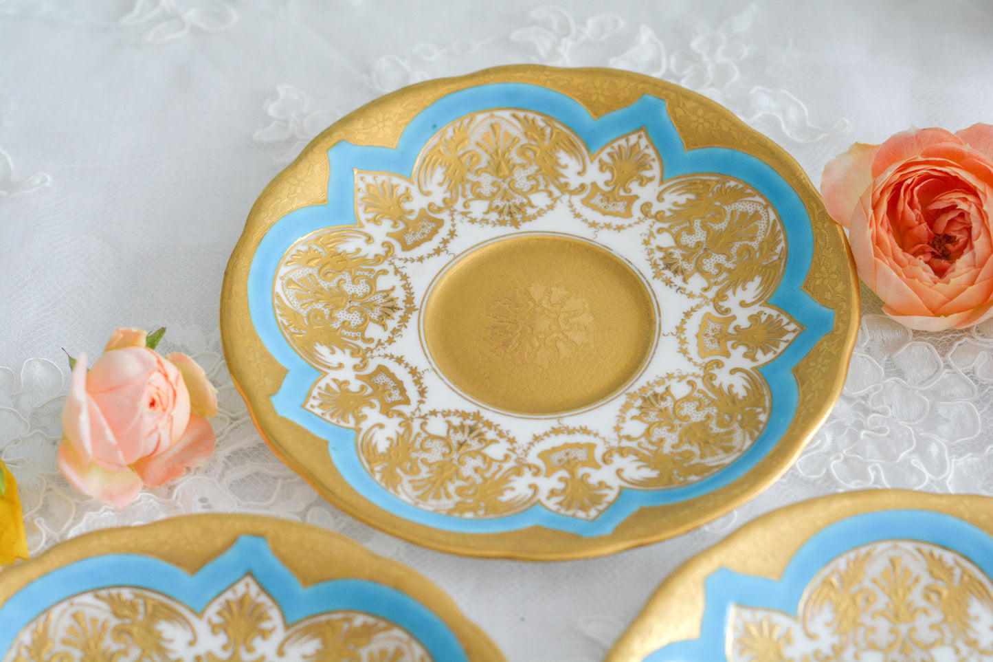 コールポートの金盛りとターコイズブルーの美しいソーサー。立体的な金彩が大変美しいです。Rose Antiquesは英国アンティーク、英国ヴィンテージ食器をご紹介しています。