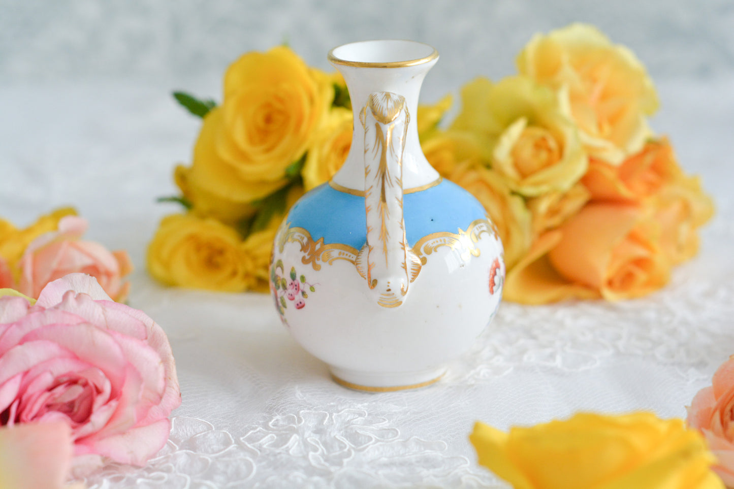 英国アンティーク、コールポートの小さな花瓶。小さくてもさすがアンティーク、細部まで凝った作りです。とてもエレガントなデザインでちょっとしたスペースを華やかに彩ります。