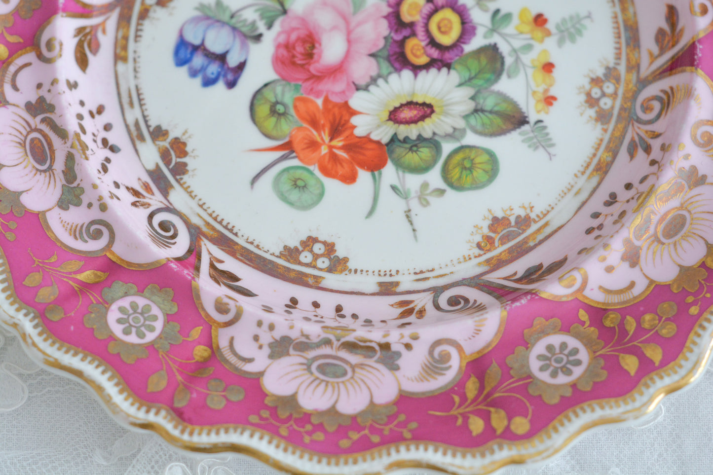 ロココリバイバル　優雅な手描きの花束にピンクとマルーンカラーの美しいプレート
