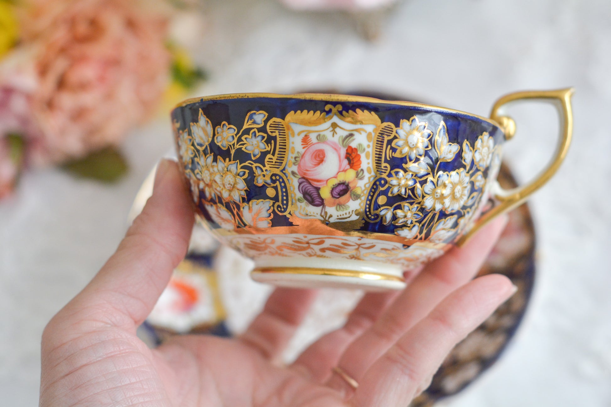 コールポートの1820年代に作られたとっても貴重なお品。コバルトブルー地に白抜きの立体的なお花模様、エナメル画のブーケは繊細なタッチで大変美しく描かれています。まさしく貴族のティータイムのためのカップ。当時の持ち主の大切な財産だったことでしょう。そしてこちらは実際に使われていたと思われます。金彩が剥がれていたり、ソーサーはヒビがあるけれど、よく２００年間受け継がれてここに来てくれたと思います。