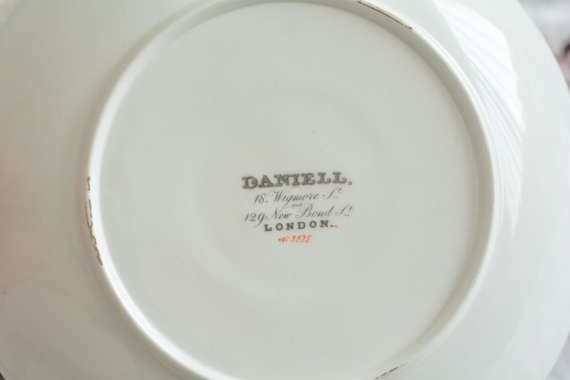 ロンドンに1825年〜1917年に営業していた「ダニエル」という小売店がオーダーしたデザートプレートです。バックスタンプはダニエルのマークのみで製造元のマークはありません。その為どのメーカーにオーダーしたのは詳細はわかりませんが、可憐な小花たちがとても美しいプレートです。ダニエルは、コールポートなどに特注品をオーダーしていたと専門書に記述があります。きっと力のあった小売店だったのだろうと思います。