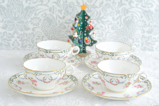 ミントンのバラと忘れな草のガーランドがたいへん可愛らしいカップ&ソーサーです。グリーンカラーがアクセントになっていて、クリスマスの雰囲気にもぴったりなお品です。カップもソーサーも大きめのサイズで、たっぷりと紅茶をお楽しみいただけます。