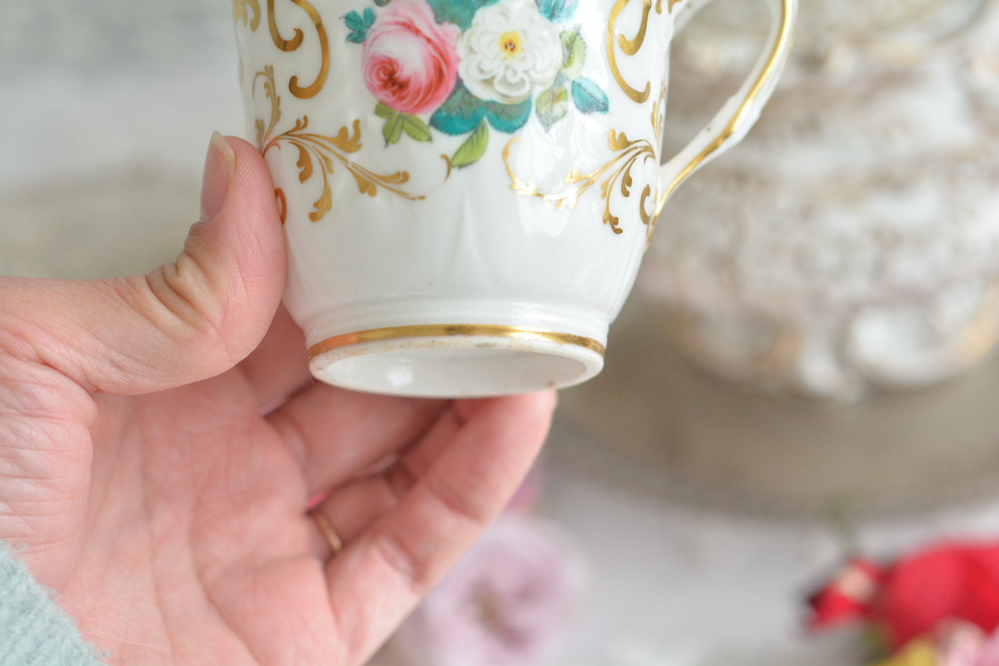 リッジウェイのフォリエイジシェイプのカップ&ソーサー。ハンドル部分には葉っぱの模様がついていてとても可愛らしいシェイプで、リッジウェイのお品の中でも人気の高いシリーズの１つ。こちらは、ハンドペイントでピンクと白のバラが可愛らしく描かれています。金彩と白磁との美しいコントラストに薔薇の花が引き立ちます。 優雅なティータイムにぴったりのカップです。