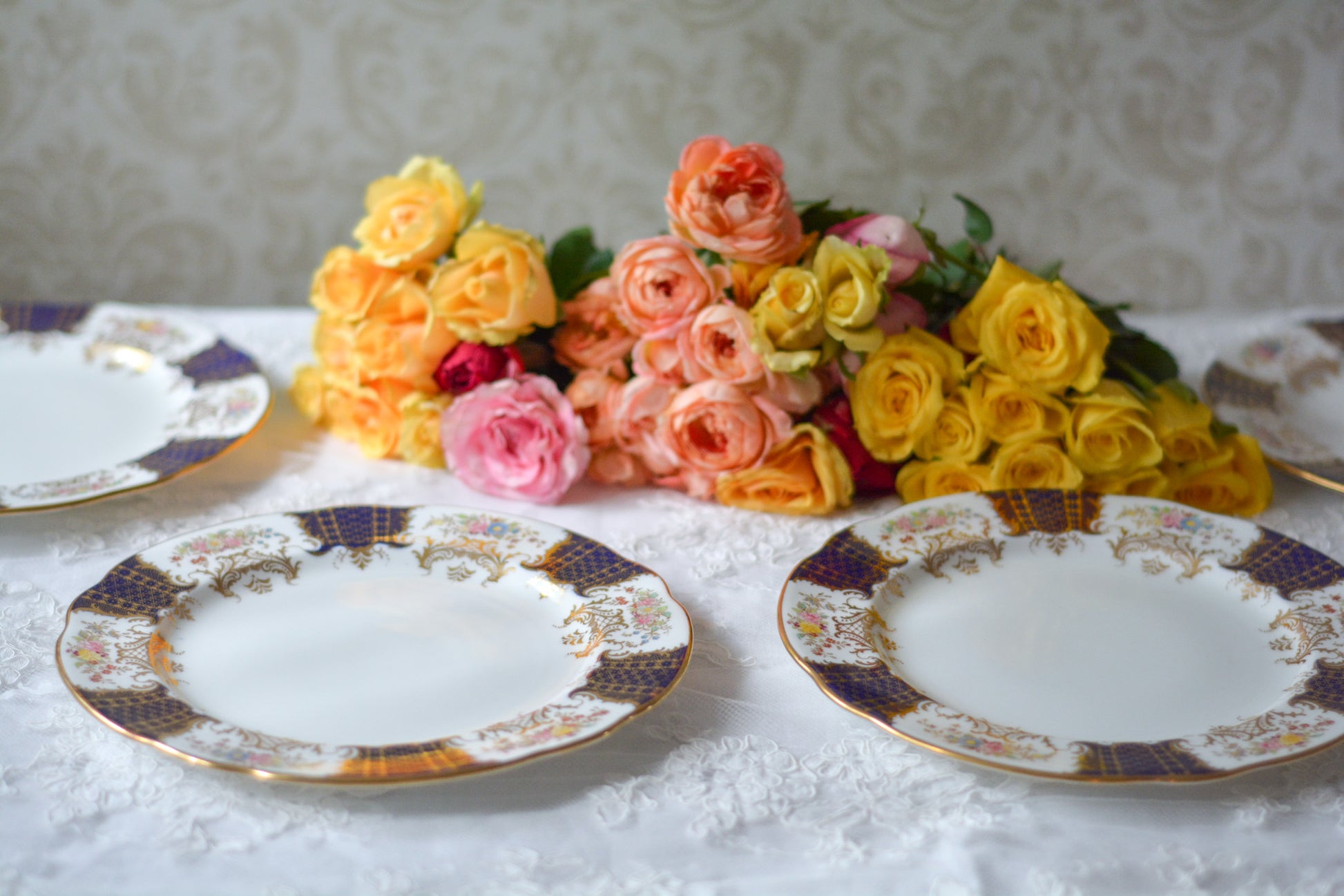 ウェッジウッドの華やかなアンティークプレート。Rose Antiquesはコールポートをはじめ英国のアンティーク食器をご紹介しています。