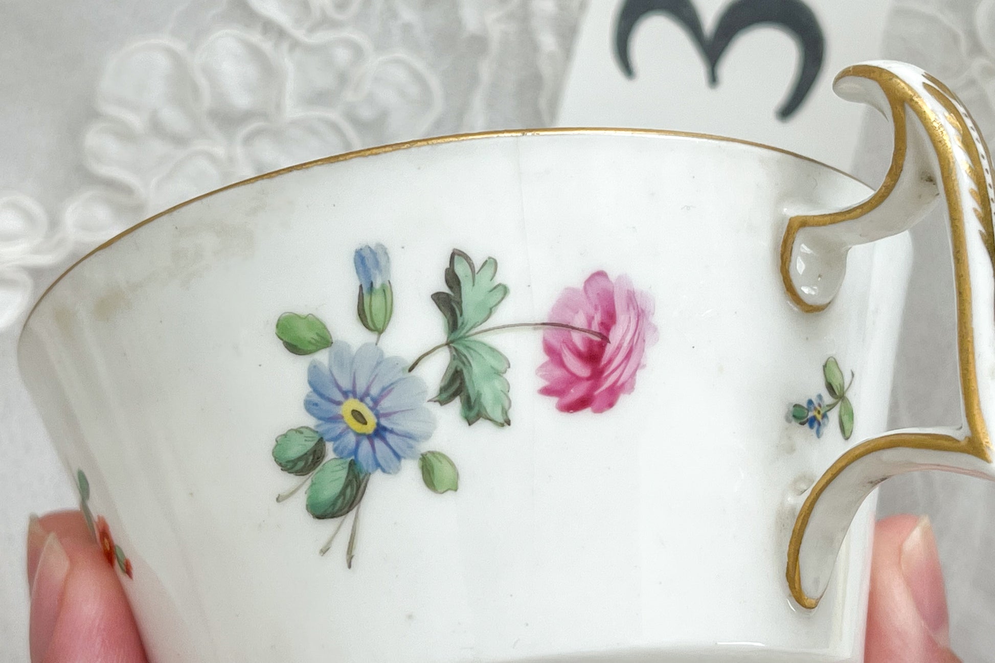 スポードは1799年にストークチャイナ（ボーンチャイナ）の製品化に成功し、英国陶磁器の礎を築いた窯。こちらは１８２０年代、約２００年ほど前に作られたロンドンシェイプと言われるとても貴重なカップ&ソーサーです。淡いブルーカラーに手描きで小さな花々が丁寧に描かれています。手描きのため、一つずつ描かれるお花も違いそれぞれに調和の取れた素晴らしいお品達です。バックには手描きでSPODEと美しい文字で記されています。カトラリー傷は当時貴族のティータイムで活躍していた証でもあります。大切に受け継がれてきたお品を受け継いでくださる方へ。
