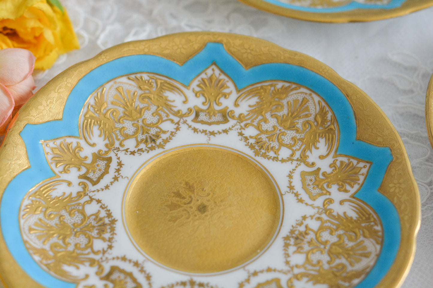 コールポートの金盛りとターコイズブルーの美しいソーサー。立体的な金彩が大変美しいです。Rose Antiquesは英国アンティーク、英国ヴィンテージ食器をご紹介しています。