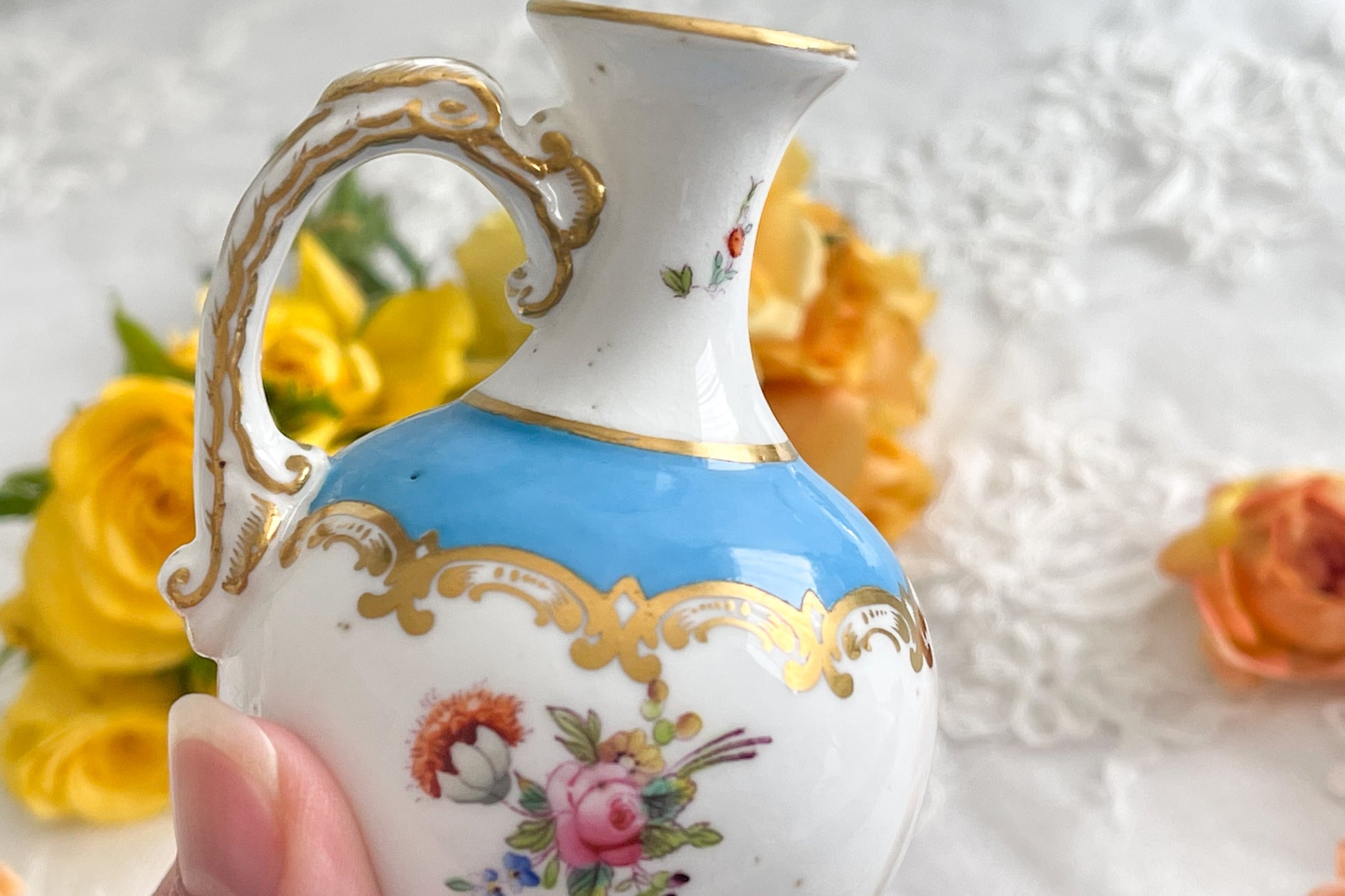 英国アンティーク、コールポートの小さな花瓶。小さくてもさすがアンティーク、細部まで凝った作りです。とてもエレガントなデザインでちょっとしたスペースを華やかに彩ります。